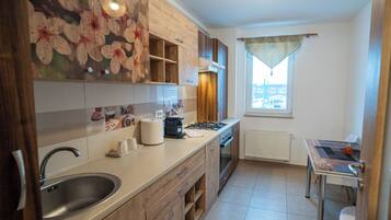 Full-size fridge, oven, stovetop, cookware/dishes/utensils