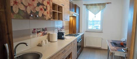 Réfrigérateur grande capacité avec congélateur, un four