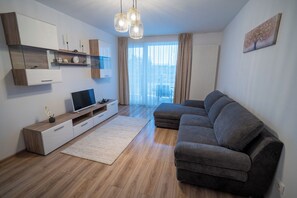 Departamento, balcón, vista a la ciudad | Área de sala de estar