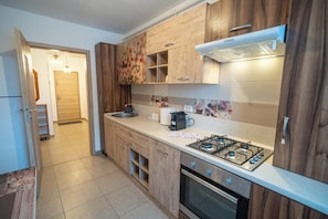 Full-size fridge, oven, stovetop, cookware/dishes/utensils - Barrique Coresi 1 (Brașov)