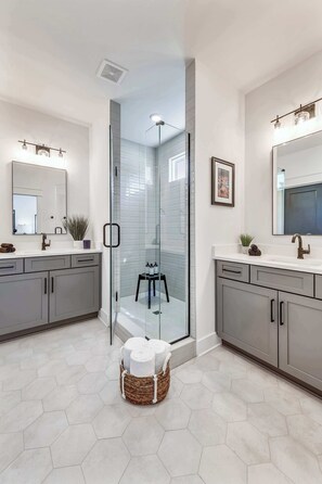 Shower, hair dryer, towels, shampoo - Modern Two Townhomes | Close to Downtown (Nashville)