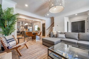 TV, offices - Modern Two Townhomes | Close to Downtown (Nashville)