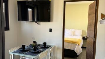 2 makuuhuonetta, silitysrauta/-lauta, ilmainen Wi-Fi, vuodevaatteet