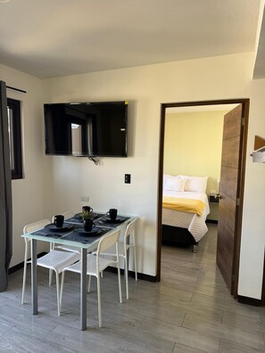 2 makuuhuonetta, silitysrauta/-lauta, ilmainen Wi-Fi, vuodevaatteet