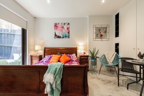 Suíte estúdio luxo, vista para o pátio | Cortinas blackout, ferros/tábuas de passar roupa, Wi-Fi de cortesia