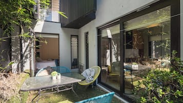 Deluxe-Studiosuite, Blick auf den Innenhof | Speisen im Freien