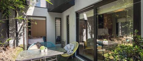 Deluxe Studio Suite, Courtyard View | Outdoor dining