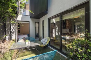 Suíte estúdio luxo, vista para o pátio | Opções para refeição ao ar livre