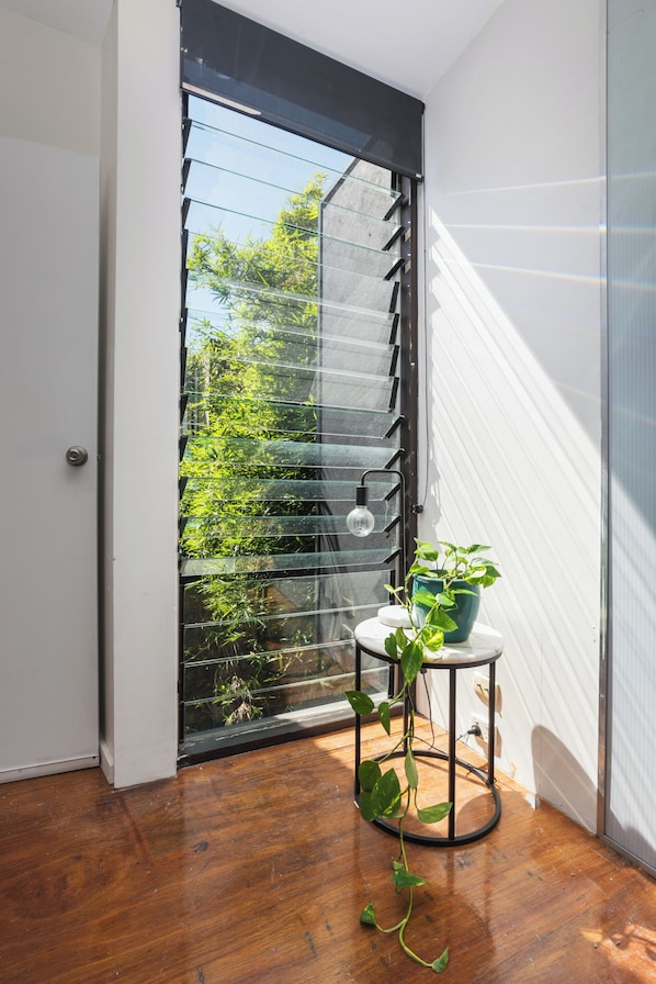 Deluxe Studio Suite, Courtyard View | Interior - Melb suite zen garden A0 F1 (West Melbourne)