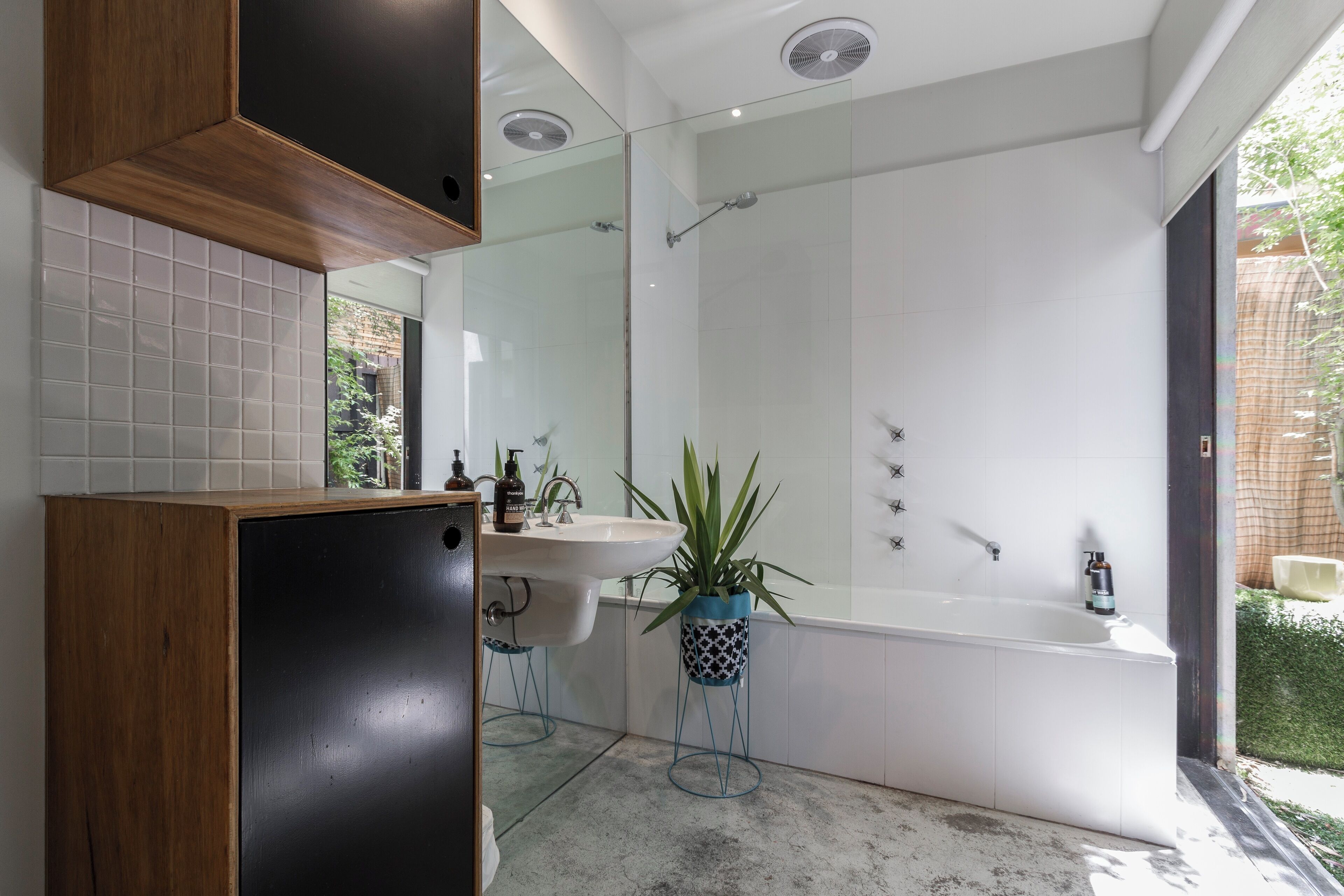 Deluxe-Studiosuite, Blick auf den Innenhof | Badezimmer | Haartrockner, Handtücher, Seife, Shampoo