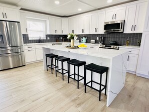 Fridge, microwave, oven, stovetop - 4-Bed Private Home w/ Pool – 7 Min to Beach & Golf (St. Petersburg)