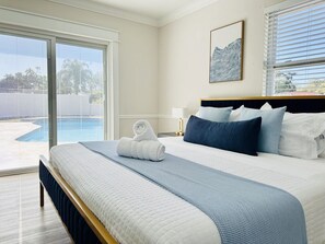 4 bedrooms, desk, iron/ironing board, travel cot - 4-Bed Private Home w/ Pool – 7 Min to Beach & Golf (St. Petersburg)