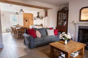 Fernseher, Kamin, DVD-Player, Stereoanlage