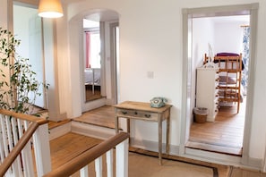 Tabla de planchar con plancha, wifi y ropa de cama