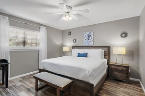 Tabla de planchar con plancha, wifi gratis y ropa de cama 