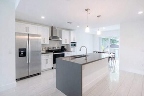 Fridge, microwave, oven, stovetop - Modern 3BR Getaway • 4 Beds +Free Parking Included (Hallandale Beach)