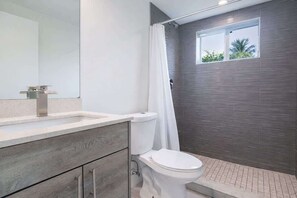 Shower, hair dryer, towels, shampoo - Modern 3BR Getaway • 4 Beds +Free Parking Included (Hallandale Beach)