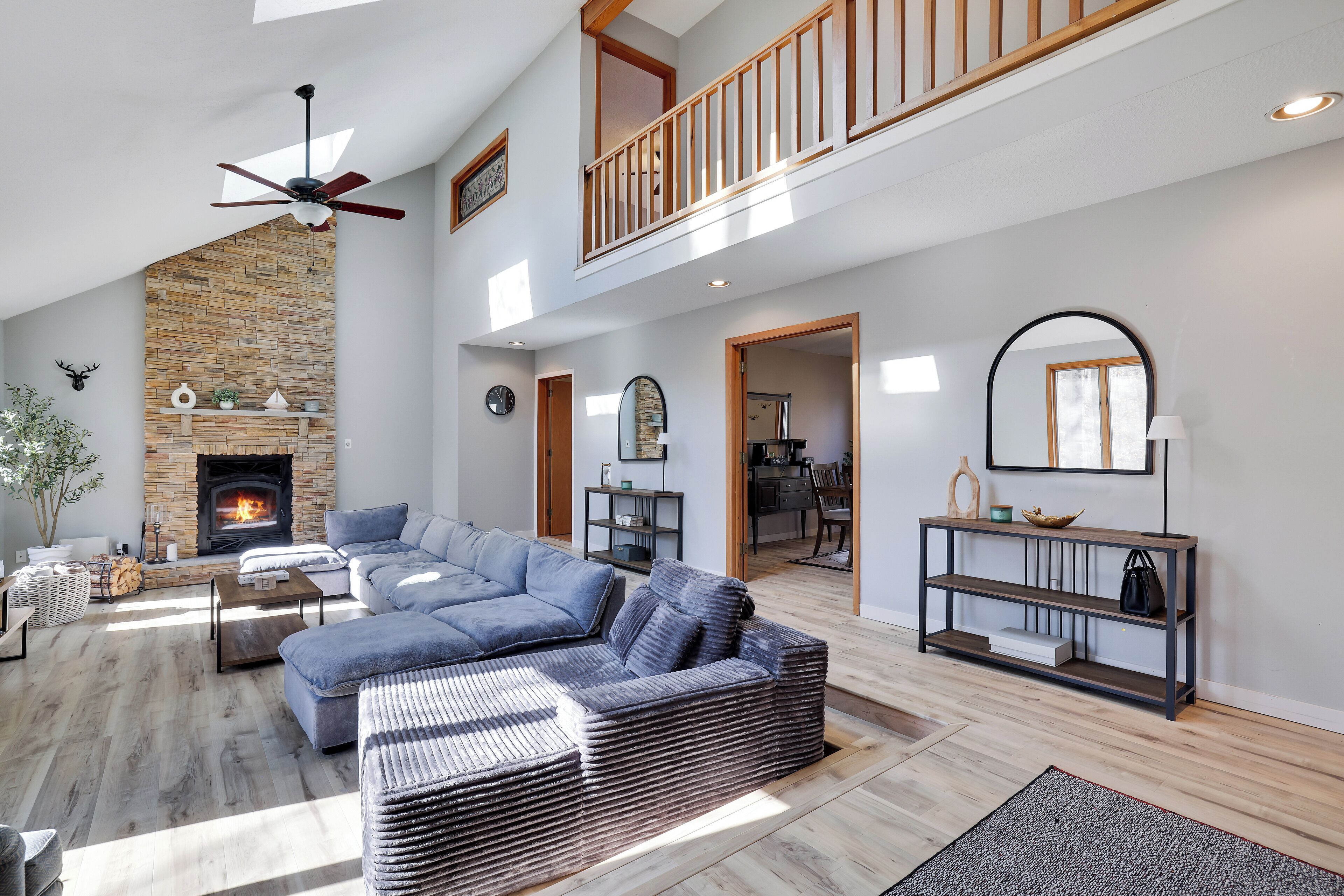 Smart TV, chimenea, videojuegos y tenis de mesa 