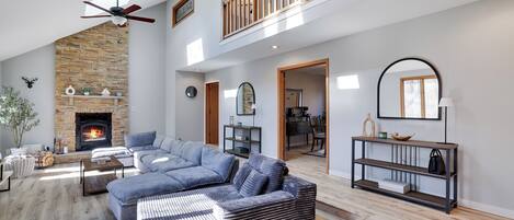 Smart TV, chimenea, videojuegos y tenis de mesa