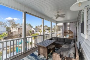 TV - Backyard Pool Oasis and Coastal Charm in OKI (Oak Island)