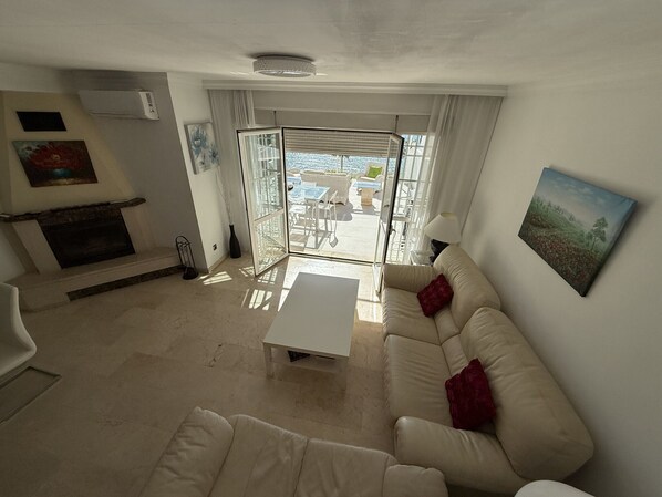 TV, fireplace