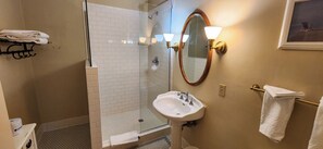 Secador de cabelo, toalhas de banho, sabonete, papel higiênico