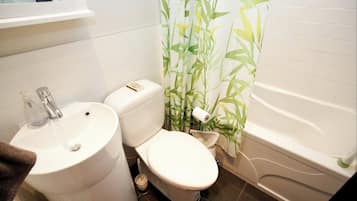 Séchoir à cheveux, serviettes fournies