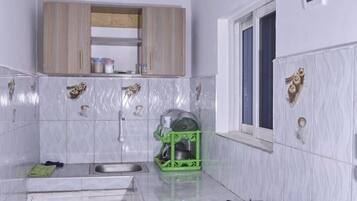 Frigorifero, microonde, piano cottura, bollitore elettrico