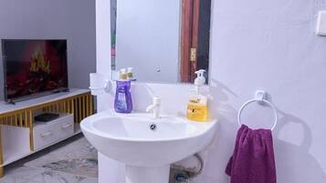 Doccia, asciugacapelli, asciugamani, sapone