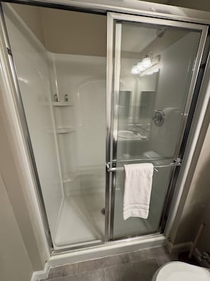 Haartrockner, Handtücher, Seife, Toilettenpapier