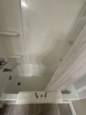 Hair dryer, towels, soap, toilet paper - Marvelous Marysville location! Hotel alternative. Furnished 2 bed 2 bath. (Marysville)
