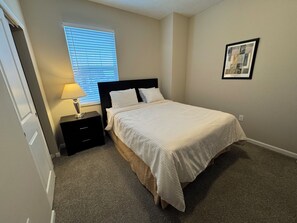 Silitysrauta/-lauta, Wi-Fi, vuodevaatteet