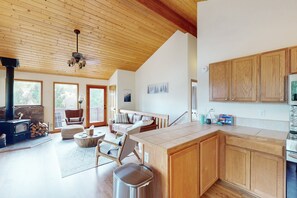Smart TV, fireplace, books - High Country Haven - One Hour from Breckenridge - Private Hot Tub, Pet Friendly! (Jefferson)