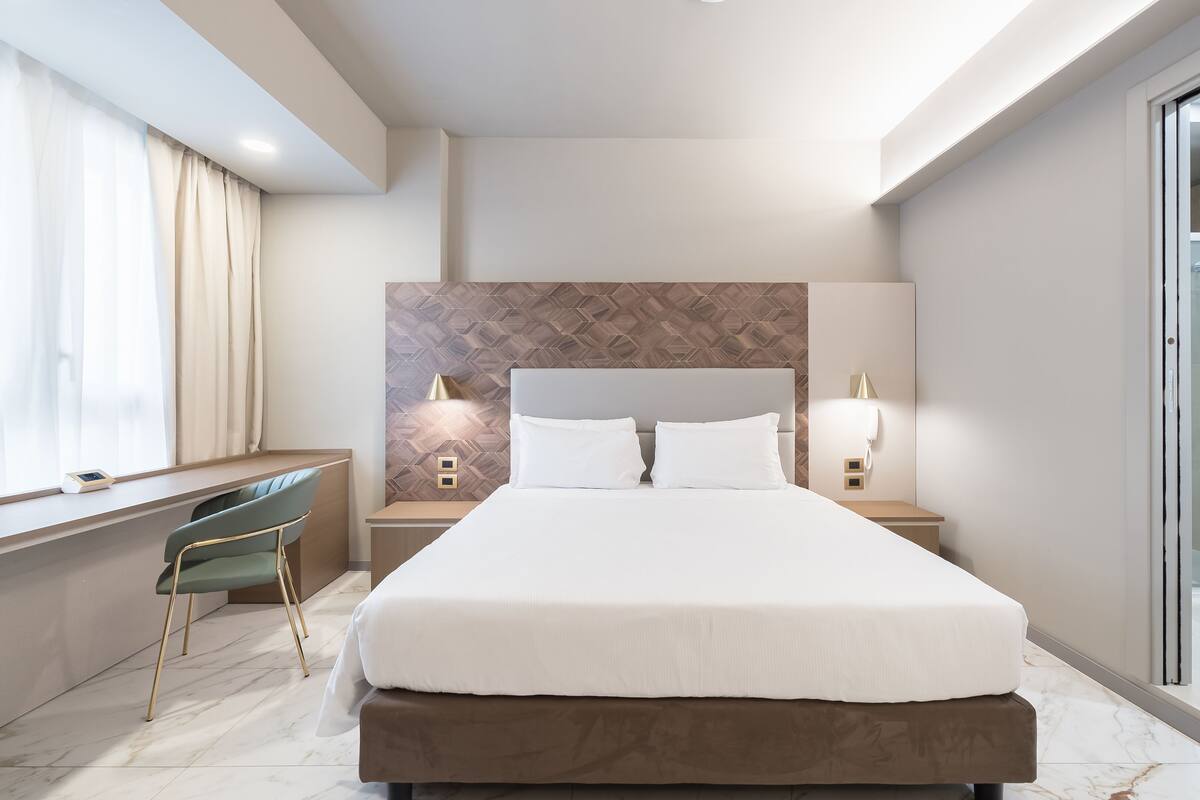 Habitación de lujo, vista a la ciudad | Minibar, caja de seguridad en la habitación y escritorio