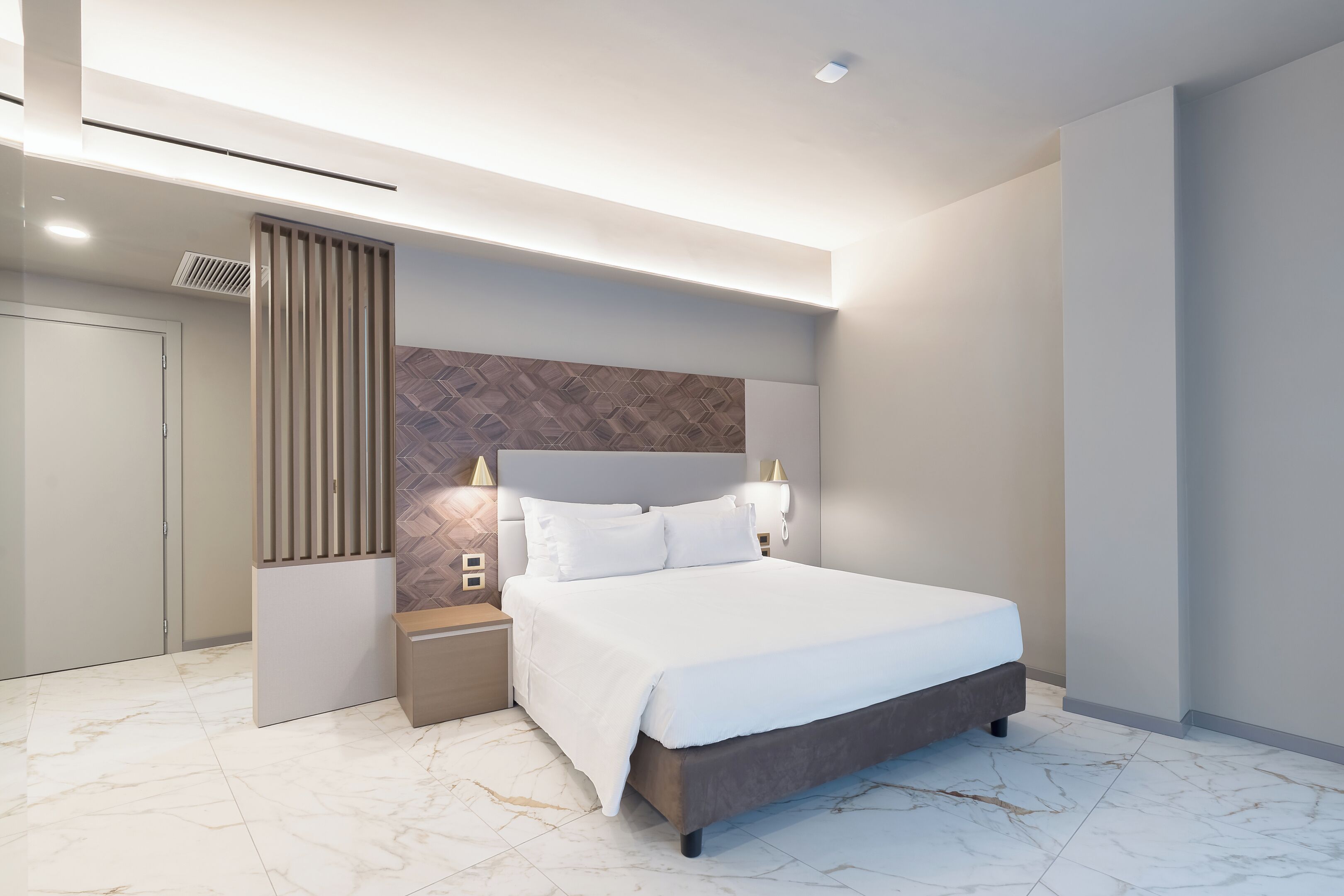 Suite junior, vista a la ciudad | Minibar, caja de seguridad en la habitación y escritorio 