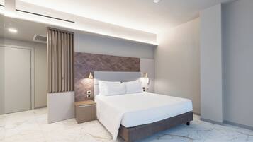 Suite junior, vista a la ciudad | Minibar, caja de seguridad en la habitación y escritorio