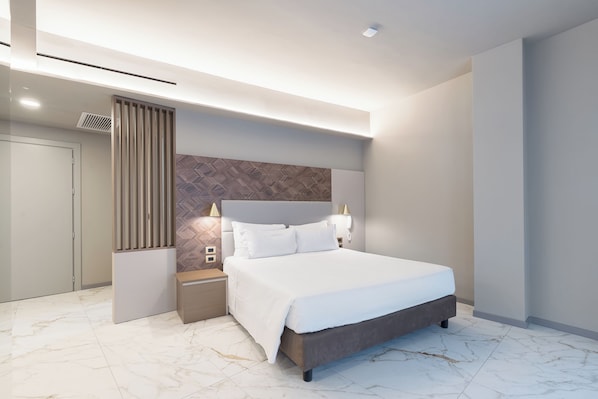 Suite junior, vista a la ciudad | Minibar, caja de seguridad en la habitación y escritorio