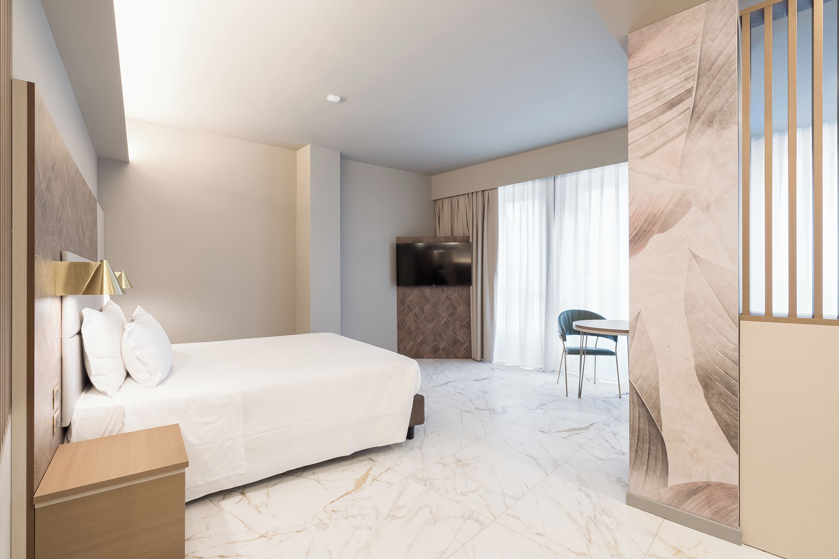 Suite junior, vista a la ciudad | Minibar, caja de seguridad en la habitación y escritorio 