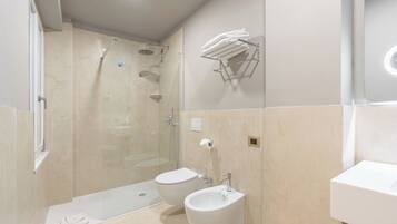 Ein modernes Badezimmer mit Duschkabine, Toilette und Waschbecken.
