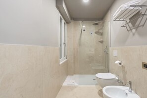 Douche, sèche-cheveux, serviettes fournies, savon