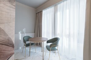 Suite junior, vista a la ciudad | Restaurantes