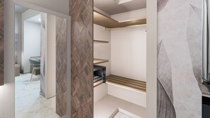 Ein modernes Badezimmer mit Dusche, Toilette und Waschbecken. Über dem Waschbecken hängt ein Spiegel und an der Wand ist ein Handtuchhalter.