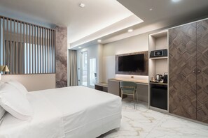 Junior Suite, City View | Minibar, in-room safe, desk, laptop workspace - Baires Guest House (Milan)