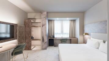 Una habitación de hotel moderna con una cama grande, un escritorio con silla, televisión y minibar.