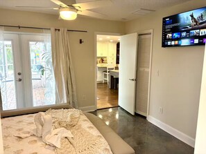 4 bedrooms, iron/ironing board, free WiFi, bed sheets - Waterfront Escape: Pool, Space & Style (Tampa)