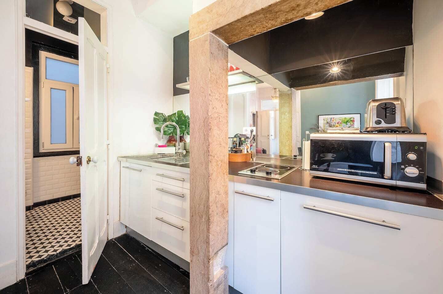 Mikrovågsugn, spishäll, kaffe- och tebryggare och brödrost