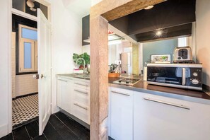 Mikrovågsugn, spishäll, kaffe- och tebryggare och brödrost