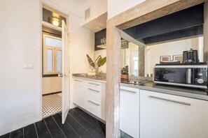 Microwave, stovetop, coffee/tea maker, toaster - Elegant Apartment w/ Balcony in Bairro Alto (Lisbon)