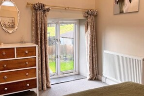 2 bedrooms, iron/ironing board, travel cot, free WiFi - Stay on a Llama Farm!  2-bed cottage with games room near Bath & Wells (Oakhill)