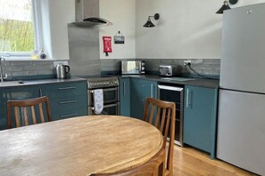 Fridge, microwave, oven, stovetop - Stay on a Llama Farm!  2-bed cottage with games room near Bath & Wells (Oakhill)